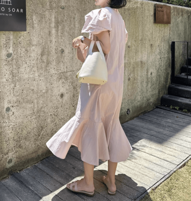 極美品 マイカ&ディール 2024 ボリュームスリーブVネックロングワンピース 極美品 マイカ&ディール 2024 ボリュームスリーブVネックロング