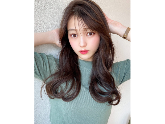 シースルーバングで抜け感を