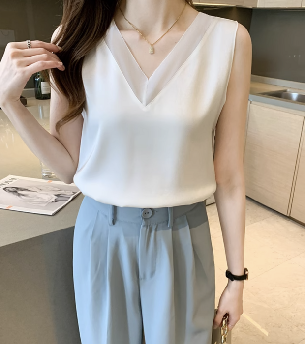 新品未使用　BLAMINK Ｖネックノースリーブブラウス 新品未使用 BLAMINK Vネックノースリーブブラウス