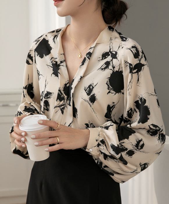 美品★LESTERA 総柄 フラワー ブラウス Vネック ベージュ L【47】 LESTERA フラワー ブラウス L 40 ベージュ Vネック 総柄 花柄 上品
