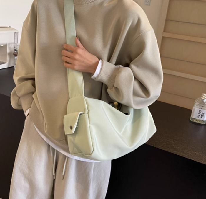 carcru グレージュ 食らい 三角形ショルダーバッグ ボディバッグ